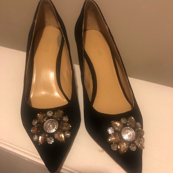Black heels with crystals flower on the toe area. - Picture 4 of 4